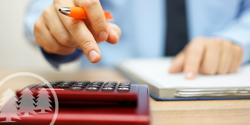 man holding a pen and about to press calculator | methods of hoa accounting